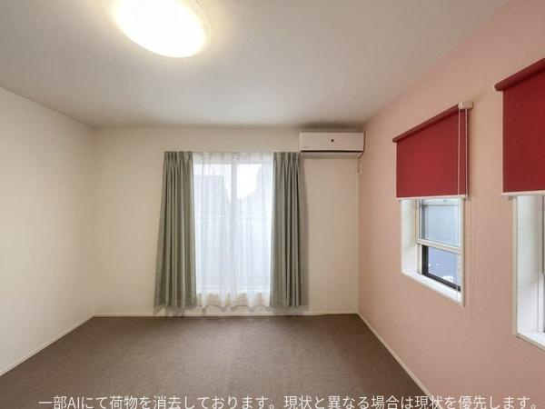下郡山の手　中古戸建の洋室|明るい色合いの壁と日差しが差し込む窓が特徴の洋室です。コンパクトなサイズ感で家具の配置もしやすい空間です。カーテンとブラインドでシンプルかつ温かみのある印象が伝わります。