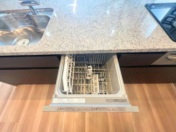 デュオヒルズ大分中島のキッチン|食洗器付きのキッチンで、忙しい日々の家事をサポート。広々としたカウンターと、効率的に使える収納スペースが完備されており、調理や片付けがスムーズに進みます。毎日の料理がもっと楽しく、快適に♪