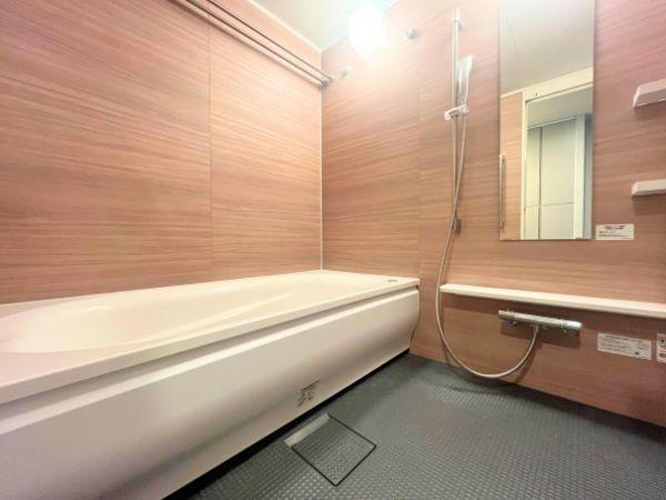 デュオヒルズ大分中島の浴室|木目調のパネルがやさしい雰囲気を演出するバスルーム。ゆったり浴槽に加え、手すり付きカウンターや収納棚も備えた、家族みんなが快適に使える空間です！