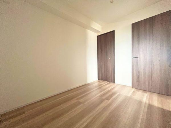 デュオヒルズ大分中島の洋室|明るい木目フローリングと収納力のあるクローゼットが魅力の洋室。寝室や書斎、子ども部屋など多用途に使える快適な空間です♪