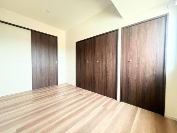 デュオヒルズ大分中島の洋室|落ち着いた色合いと豊富な収納が魅力の約5帖の洋室。クローゼットで荷物もすっきり！子ども部屋やワークスペースなど多目的に使える、柔軟性のある快適空間です◎