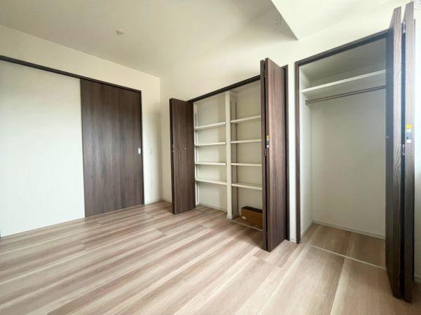 デュオヒルズ大分中島の収納|3か所に分かれた収納スペースは、使い分けがしやすくとても機能的。ハンガーパイプ付きのクローゼットは衣類の収納に便利で、可動棚は書類や日用品をすっきり整理できます！