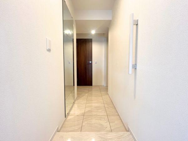 デュオヒルズ大分中島の玄関|白を基調とした清潔感のある玄関は、明るく開放的な印象。大きな姿見付きで身だしなみチェックにも便利です◎手すりもあり、安心感と上品さを兼ね備えた空間です♪







