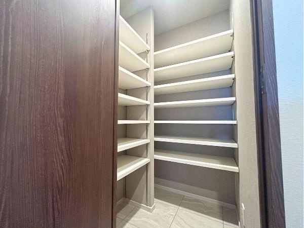 デュオヒルズ大分中島の玄関|玄関横の大容量シューズクローゼットは、高さ調整可能な棚でブーツや傘もすっきり収納。ご家族全員の靴を整理でき、玄関を美しく保てる便利な収納スペースです！