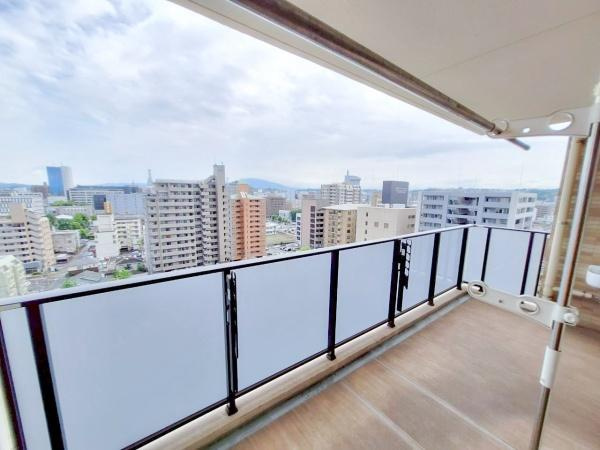 デュオヒルズ大分中島のバルコニー|青空が広がる開放感たっぷりのバルコニーは陽当たり良好で洗濯物も快適に乾きます。木目調の床がナチュラルな雰囲気を演出しガーデニングやくつろぎスペースにもぴったり♪スロップシンク付きでお掃除にも便利です！