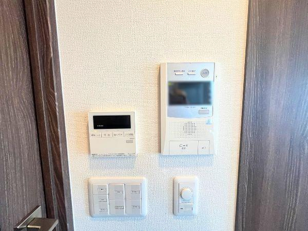 デュオヒルズ大分中島のその他|来訪者を確認できるモニター付きインターホンや、温度調整が簡単な給湯リモコンなど、暮らしを快適にする設備が壁面に集約。照明や各種操作も手元でスマートに行え、機能性と安心感を備えた便利な住まいです♪