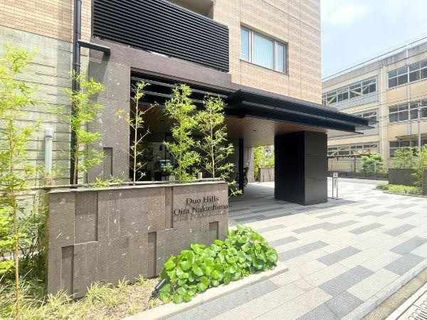 デュオヒルズ大分中島のエントランス|植栽がおしゃれなロビー