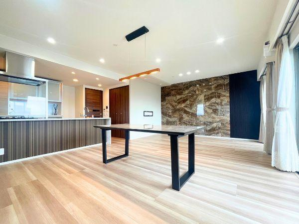 デュオヒルズ大分中島の居間・リビング|スタイリッシュなアイランドキッチンと開放感あふれるリビング、高級感あるアクセントウォールが魅力◎
家族団らんや来客時にも映える上質な住空間です♪