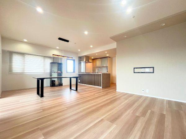 デュオヒルズ大分中島の居間・リビング|ナチュラルな木目フローリングとやわらかな光が調和するLDK。キッチン・ダイニング・リビングがつながり、家族が自然と集い、会話が弾む心地よい時間が流れます♪