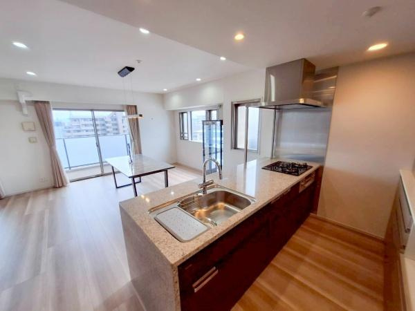 デュオヒルズ大分中島の居間・リビング|キッチンからご家族の様子が見渡せる設計なので小さいお子様がいるご家庭でも安心！