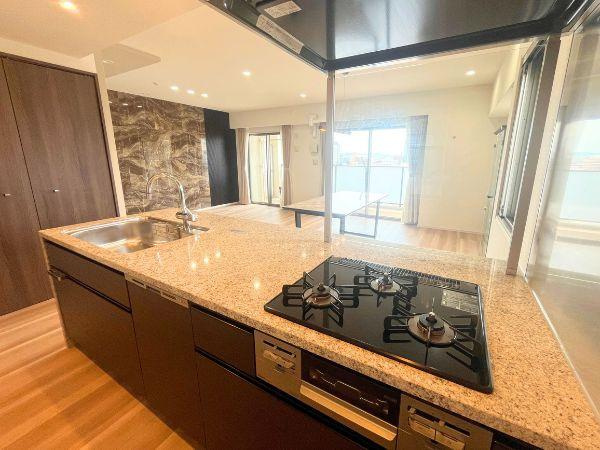 デュオヒルズ大分中島のキッチン|開放感あふれる対面式キッチンはリビング全体を見渡せて家族の様子もひと目でわかる安心設計◎
高級感あるワークトップに、3口コンロや食洗機など設備も充実しております♪