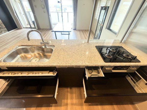 デュオヒルズ大分中島のキッチン|広々とした引き出し収納は、調理器具や調味料等を効率よく整理できるのでキッチン周りがすっきり片付きます！必要なものをすぐに取り出せる為調理もスムーズに！快適なキッチン空間を実現しています。