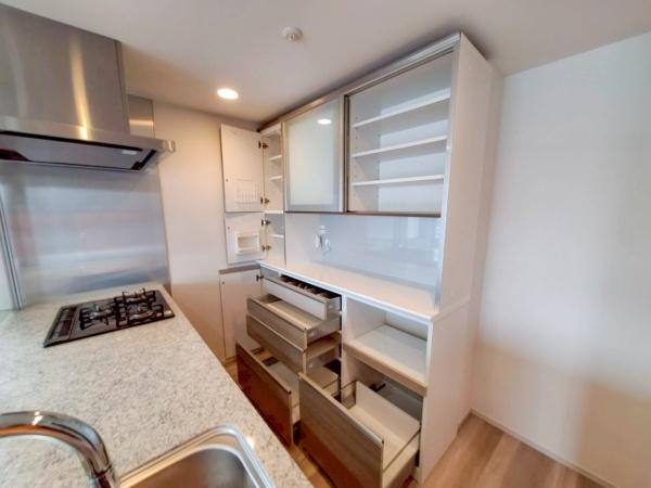 デュオヒルズ大分中島のキッチン|シンクやコンロの背面には、収納充実♪
食器集めも楽しくなりますね！！