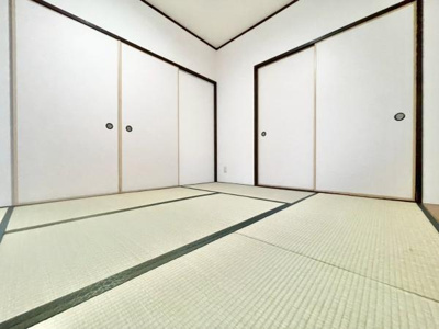 【和室】 | シャルマンフジ堺北 | 小さな子供さんが走り回っても大丈夫なくらい広い和室です。
お子様の遊び部屋・お昼寝スペースとして使うのもオススメです♪