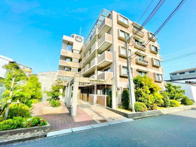 【外観】 | シャルマンフジ堺北 | 大阪メトロ御堂筋線「北花田」駅が徒歩13分。
通勤にも外出にもアクセス良好。家族でおでかけすることも増えそうですね♪