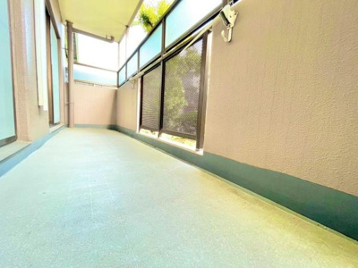 【バルコニー】 | シャルマンフジ堺北 | 開放的なバルコニーは見晴らしもよく、太陽の温かな温もりをめいっぱい受け止めてくれます。太陽の光と爽やかな風を受けたお洗濯物はあっという間に乾き、取りこむ時には太陽の匂いを感じられそうですね♪