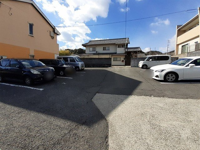 プラドール佐方の駐車場|車をお持ちの方に嬉しい駐車場付きの物件です
