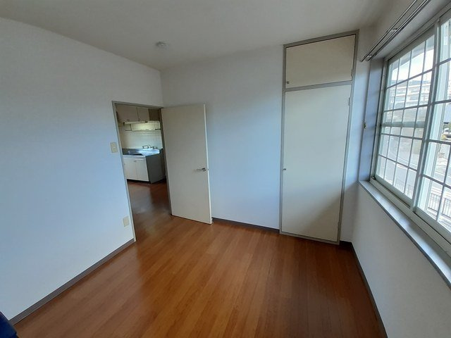 プラドール佐方の内装|明るい色調の室内です