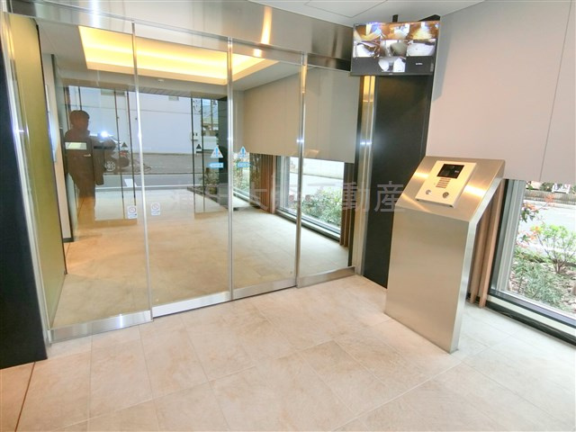 Gatehouse Otoriiのエントランス|防犯カメラTVモニター付オートロック宅配BOXメールBOX管理人室　エントランス