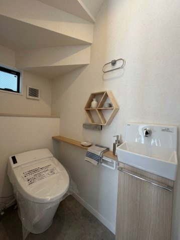 藤田一丁目のトイレ|木の温もりが感じられる、北欧風のトイレ空間。コンパクトながら充実した機能とデザインが魅力。※家具・インテリアはAIによるイメージです。家具等は販売価格に含まれません。