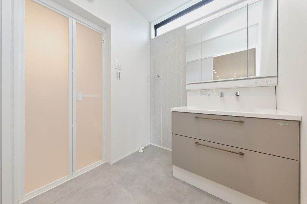 塔野一丁目の独立洗面台|使い勝手の良い洗面化粧台。
鏡裏の収納で、毎日の身支度がより快適に行えます。