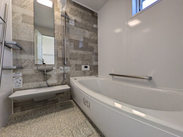 【浴室】 | 半身浴もゆっくり楽しめる広々浴室