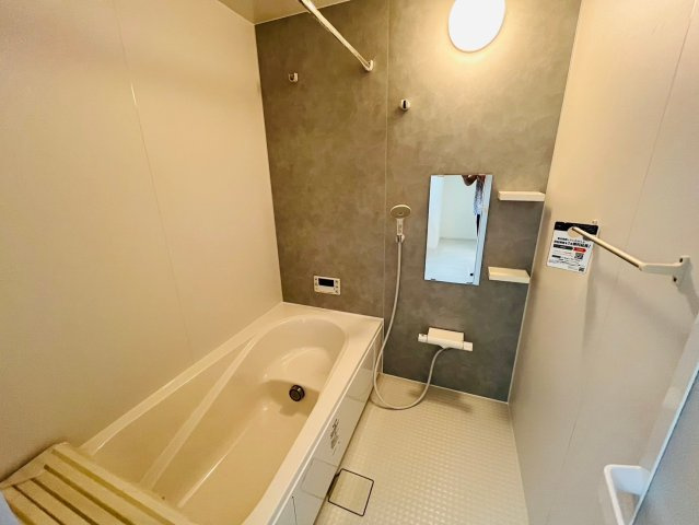 菊池郡大津町引水／29号棟のトイレ|窓から光が差し込む明るいトイレです。