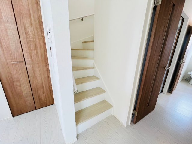 菊池郡大津町引水／29号棟の洋室|バルコニーに面した大きな窓から光が差し込む明るい洋室です。