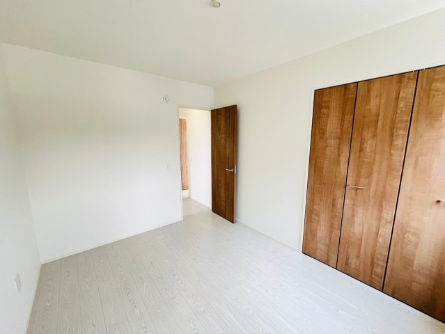 菊池郡大津町引水／29号棟の洋室|メインの洋室バルコニーやウォークインクローゼットがあり広さもゆとりを感じられます。