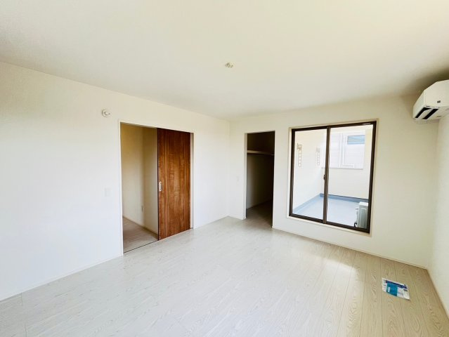 菊池郡大津町引水／29号棟の洋室|高い位置の窓はプライベートもしっかり確保。