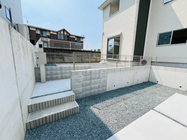 菊池郡大津町引水／29号棟の駐車場|駐車スペースは建物から少し低い場所にあります。