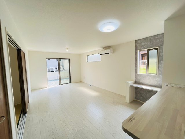 菊池郡大津町引水／29号棟の居間・リビング|リビング横にはユーティリティースペース。ちょっとした作業もできるスペースです。