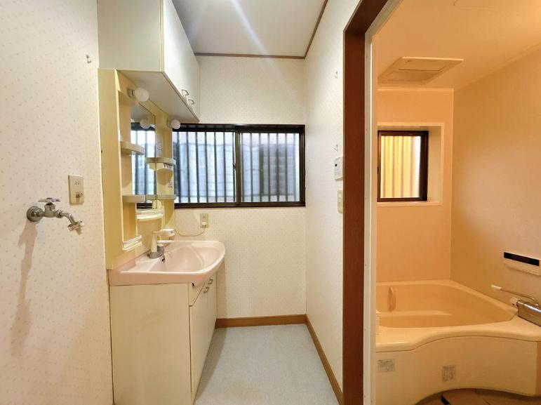 龍ケ崎市松葉１丁目　中古戸建の独立洗面台