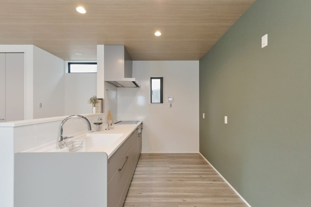 塔野一丁目のキッチン|キッチン後ろの壁にはアクセントクロスを採用。
空間に彩りと個性をプラスし、毎日の料理や家事が楽しくなるデザインです。