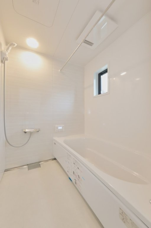 塔野一丁目の浴室|ホーローにガラス質を焼きつけたパネルで、表面はなめらか＆ツルツル。湯あか・水アカが浸透せず、シャワーで流すだけの簡単お手入れが可能です。傷にも強くマグネット収納（ボトルなどが浮かせ収納できる）にも対応