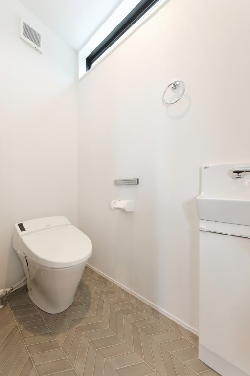 塔野一丁目のトイレ|手洗い場付きで衛生的なトイレ空間。
使いやすさに配慮した、清潔感あふれる設計です。