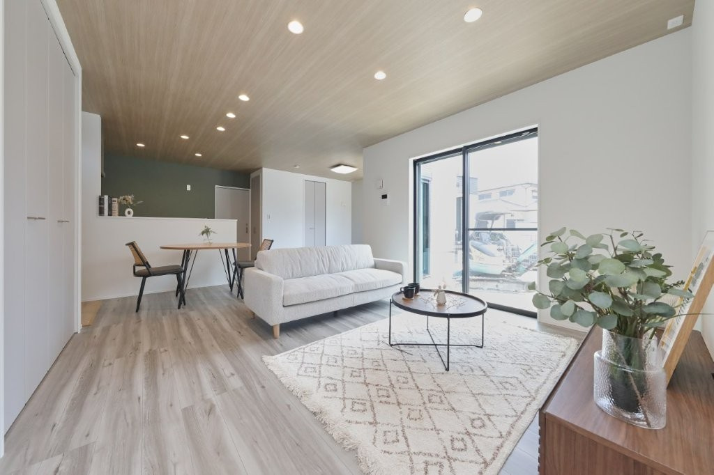 塔野一丁目の居間・リビング|リビングの木目の床と天井が美しく調和した、温かみあふれる空間。
自然素材の質感が心地よく、家族みんながくつろげるリビングです。