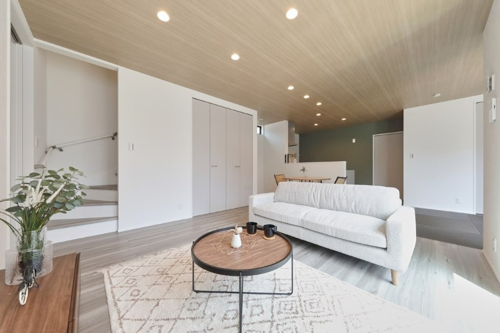 塔野一丁目の居間・リビング|リビングダイニングに設けられた室内階段。
家族の気配を感じながら移動でき、自然とコミュニケーションが生まれる空間です。