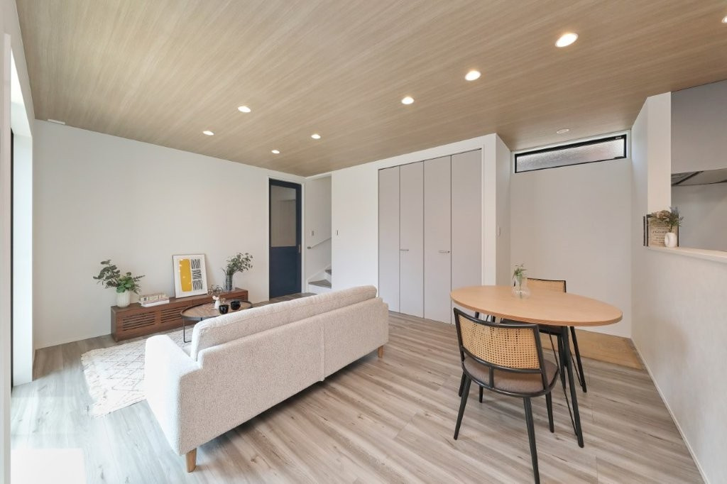 塔野一丁目の居間・リビング|リビングに大容量の収納を完備。
日常の雑多なものをすっきり片付けられ、いつでも快適で整った空間を保てます。