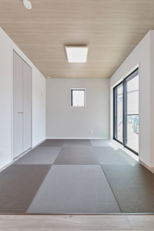 塔野一丁目の和室|落ち着きのある和室。
自然光が差し込み、畳の香りとともに心安らぐ空間を演出します。