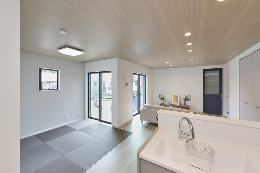 塔野一丁目の居間・リビング|キッチンから和室が見渡せる設計で、家事をしながらお子さまの様子を安心して見守れます。