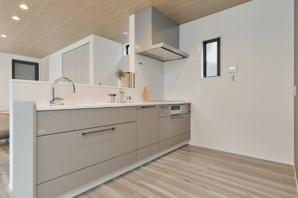 塔野一丁目のキッチン|高品位ホーロー＆マルチ収納＆使い勝手重視の設計。ホーロー面材は傷や熱、水・油汚れに強く、お手入れも簡単。磁石がくっつくため、キッチンパネルや吊り戸にマグネットで収納を増やせます。