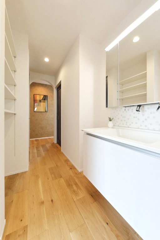 穴生一丁目（2期）の洗面所|アーチ型の入口がポイント
洗面スペースへ続くアーチ状の入口が、空間にやさしいアクセントを加えています。