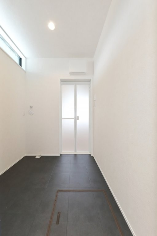 穴生一丁目（2期）の洗面所|広々としたランドリールームに加え、便利なバックヤードを完備。
洗濯から収納まで効率よくこなせ、家事動線がスムーズになります。