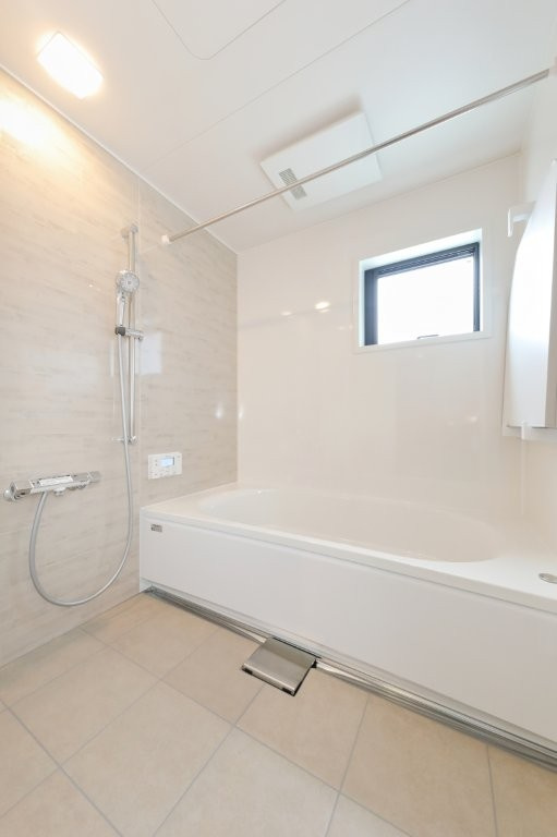 穴生一丁目（2期）の浴室|窓付きで明るく開放感のあるバスルーム。
換気もしやすく、いつでも快適にご利用いただけます。