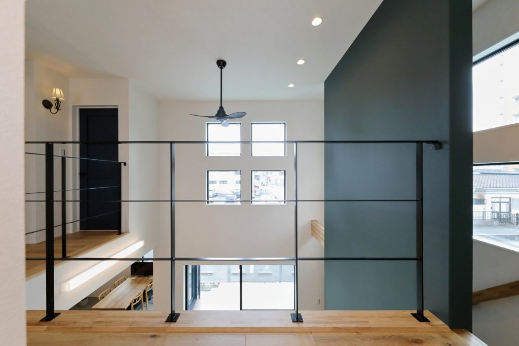 穴生一丁目（2期）のその他|高い天井と大きな窓がつくる、開放感あふれる明るく爽やかな吹き抜け