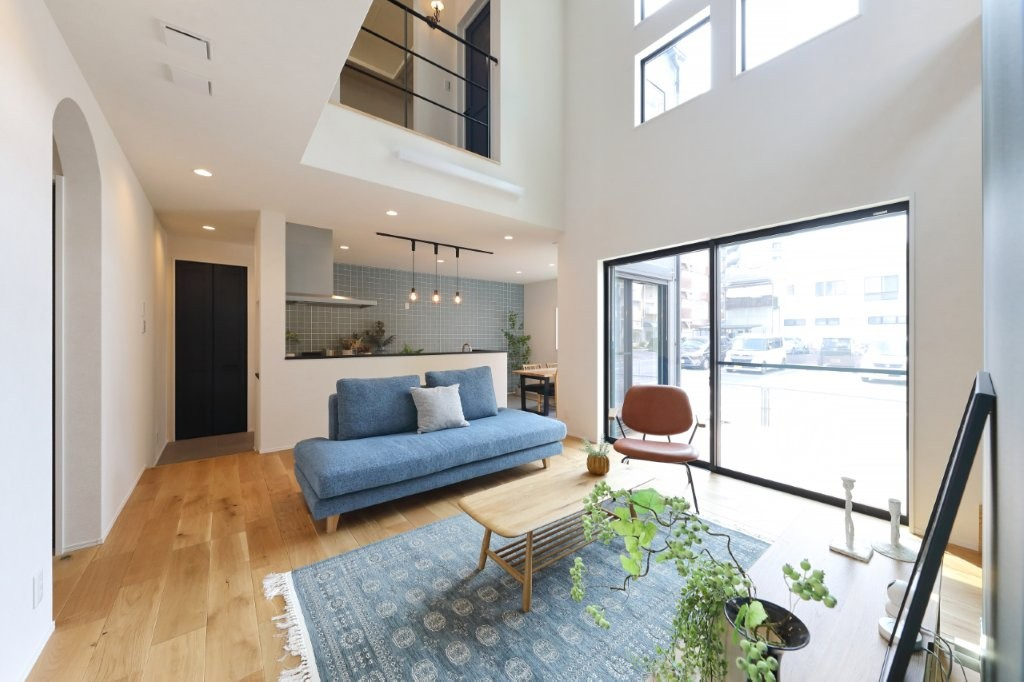 穴生一丁目（2期）の居間・リビング|天井まで伸びる吹き抜けが、リビングに自然光と広がりをもたらします。
