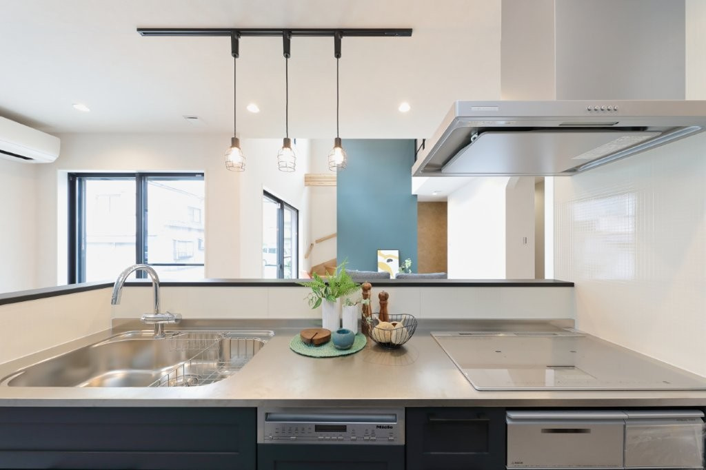 穴生一丁目（2期）のキッチン|目線が合う設計に想いを込め、家族のつながりを育むやさしいキッチン