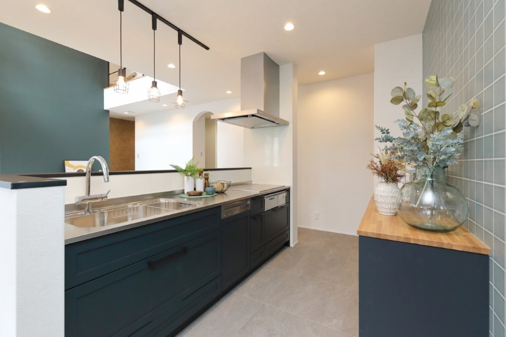 穴生一丁目（2期）のキッチン|グリーン系のスクエアタイルが、空間をおしゃれに引き締めます。
照明や家具と組み合わせれば、カフェのような雰囲気に。