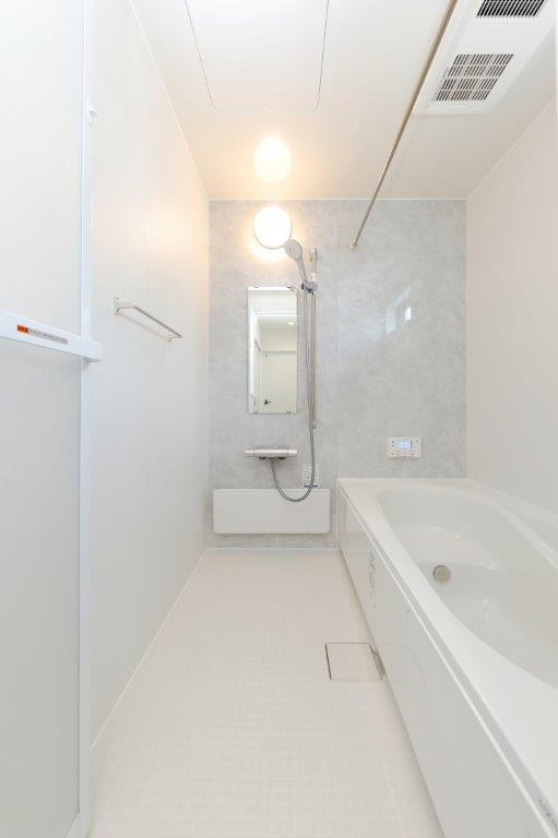 湯川新町一丁目（5期）の浴室|広々と明るいお風呂で贅沢なリラックスタイム。浴室乾燥付きで便利です。